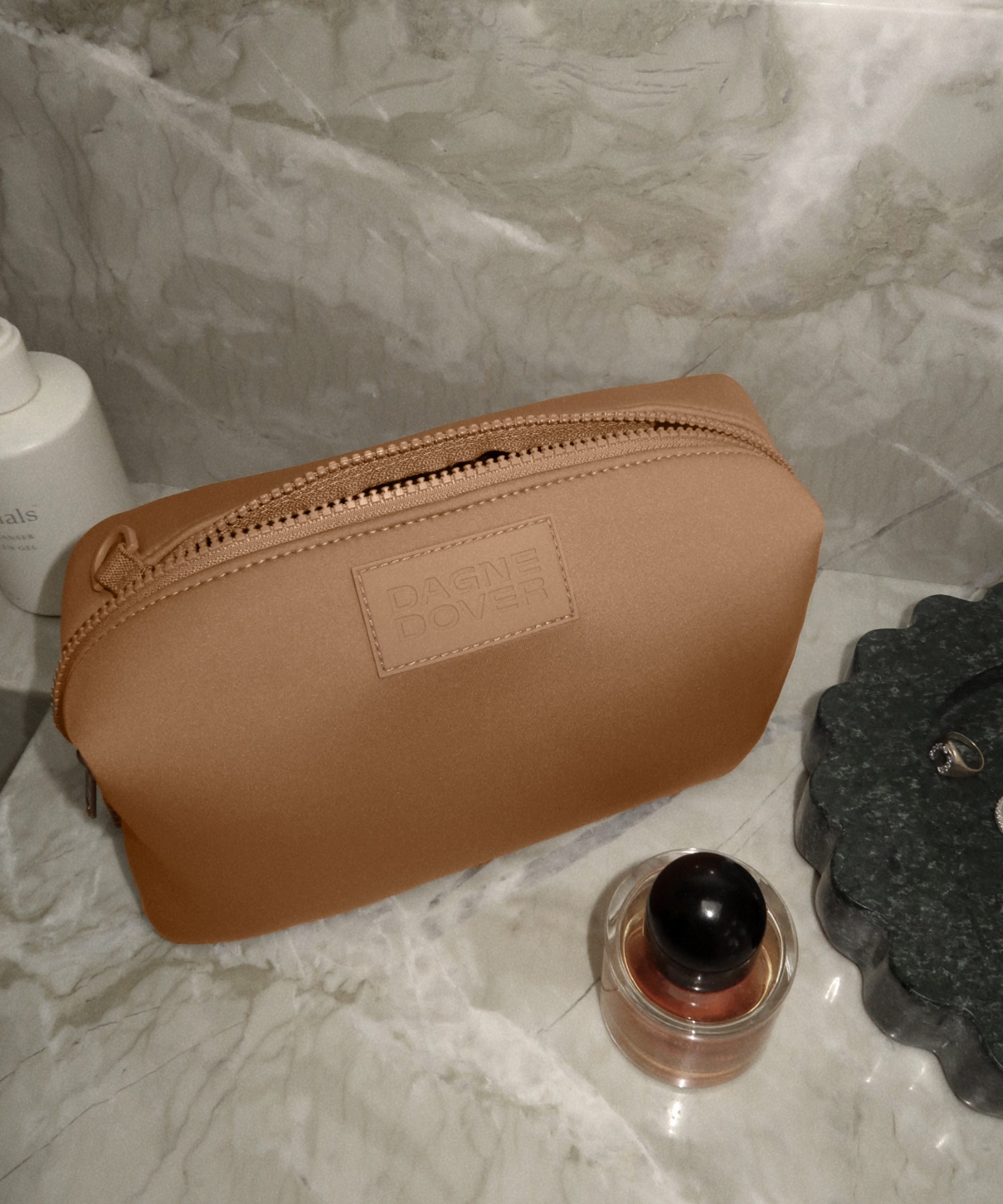 Hunter Toiletry Bag in Onyx. Small - Image 2